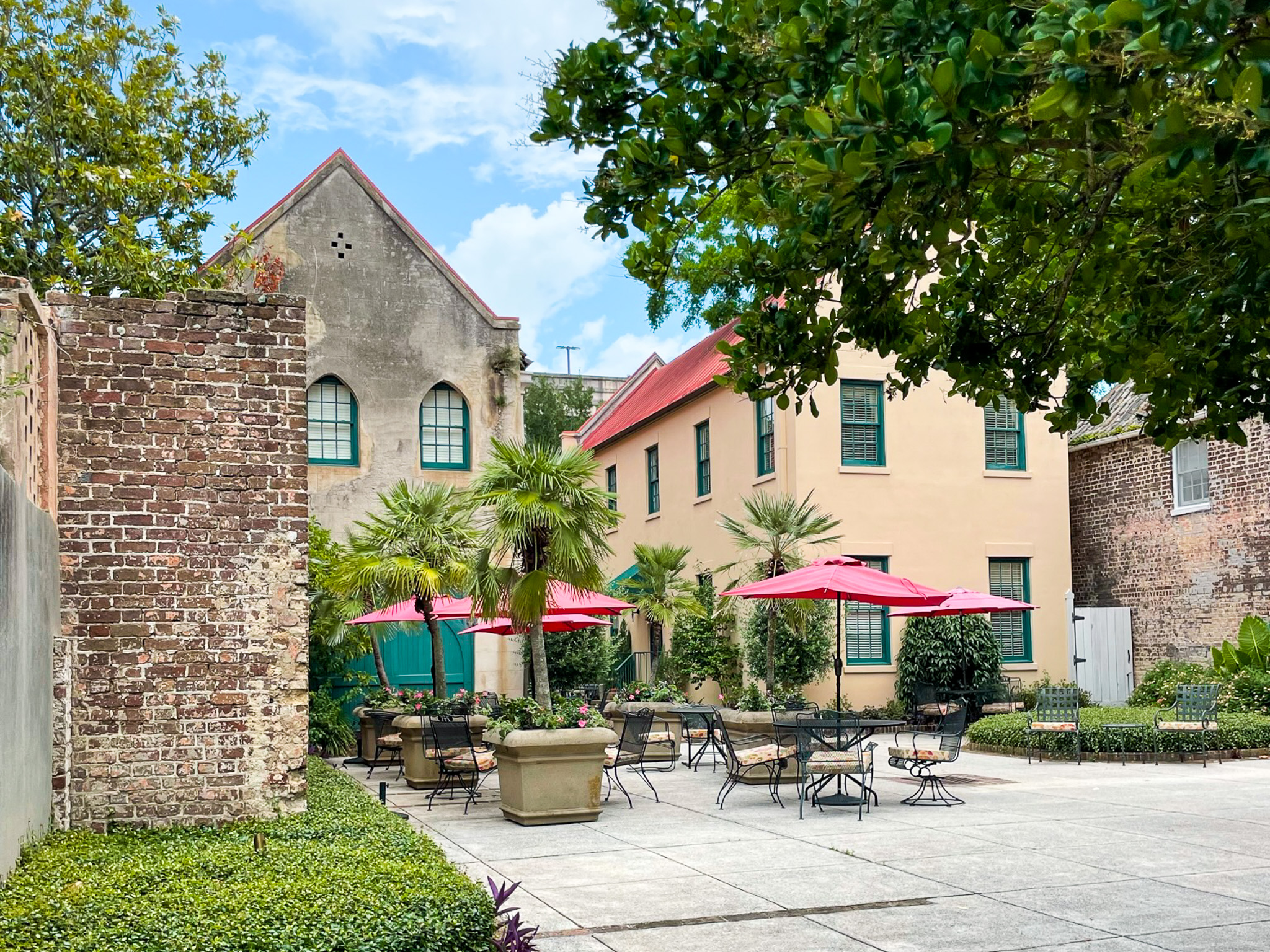 Outdoor patio at John Rutledge House Inn
